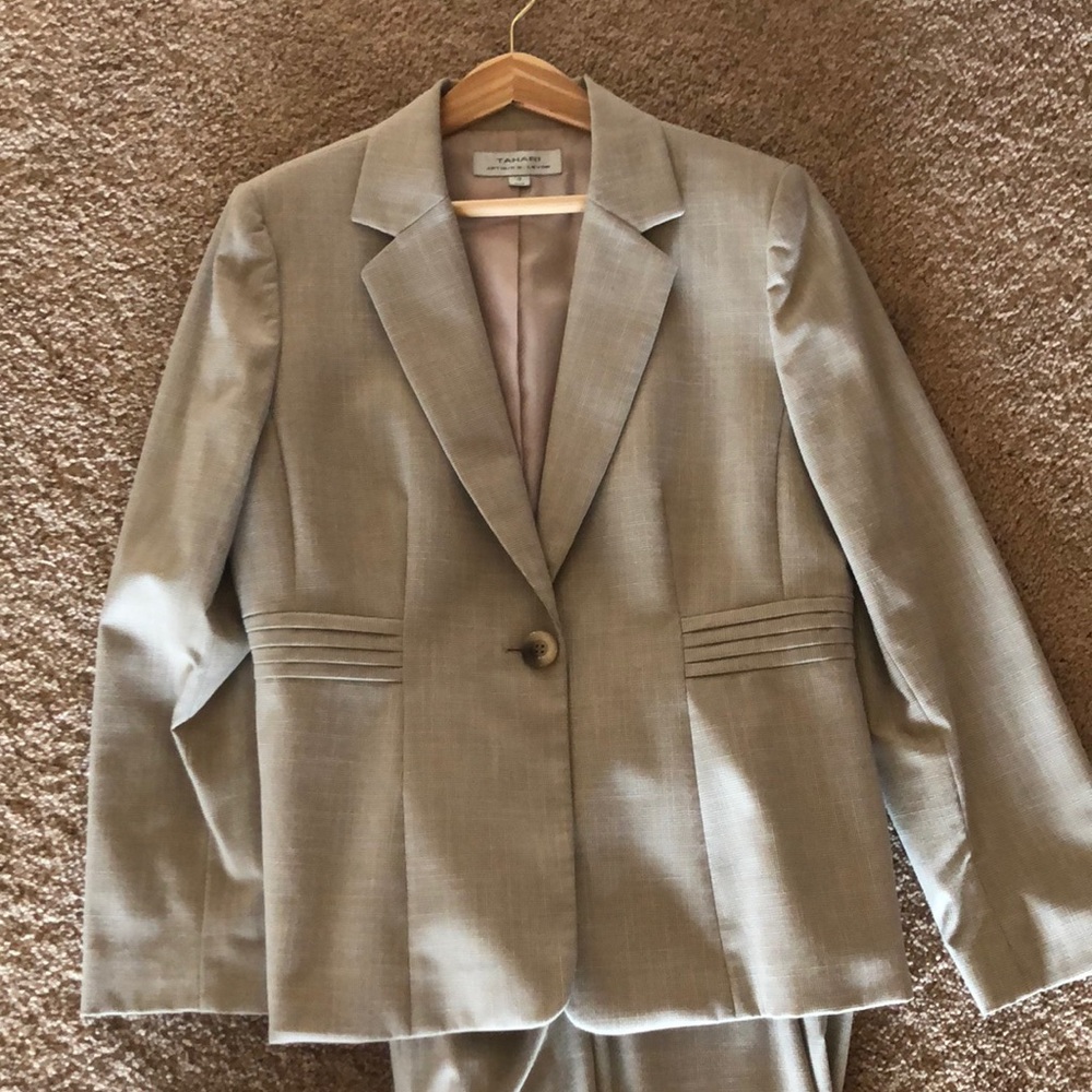 Beautiful Tahari Arthur S Levine Business Suit